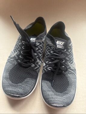 Nike Women’s Free 4.0 Flyknit Running Shoes in Black and Gray Size 9